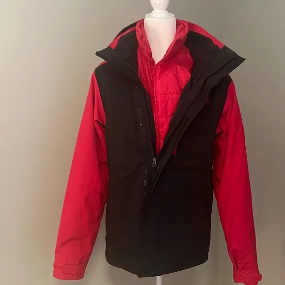 The North Face Men's Bold Red and Black Performance Jacket - Picture 9 of 16